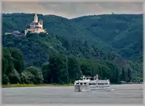 Das Fahrgastschiff  LA BOHEME  hat das Schloss Stolzenfels passiert und f�hrt Rheinabw�rts der Stadt Koblenz entgegen. 23.06.2011. Immo 01822744, Bj 1995, L 110 m, B 11,40 m, es kann bis zu 164 G�ste aufnehmen.