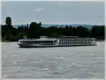 Das Passagierschiff  SCENIC RUBY , gebaut von der Schichau Seebeckwerft AG, Bremerhaven, hat die 180 Gradwende am Deutscheneck in Koblenz vollbracht und f�hrt nun wieder Rheinaufw�rts an Koblenz vorbei. Schiffsdaten: Bj 2009, Euronr 07001907, L 135 m, B 11,45 m undkann bis zu 171 Passagiere aufnehmen. 24.06.2011 