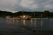 Der Dampfer DIESBAR nimmt am 20.05.11 an der Dixilandparade der S�chsischen Dampfschiffahrt teil und kommt in Dresden-Laubegast vorbei. Um bei dem Licht zu akzeptablen Ergebnissen zu kommen, mu� m�chtig an der ISO-Schraube gedreht werden.