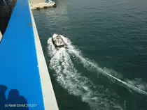 MEHARI   NA 10958 am 20.5.2011 in Genua beim Festmachen der F�hre Trinacria -
Serviceboot (Festmacherboot) / GT 4,15 / L�a 7,43m, B 2,48m / 1 Cummins 6-Zyl. Diesel, 157 kW, 20 kn / 2009 bei Yard Werft Salerno, Italien /
