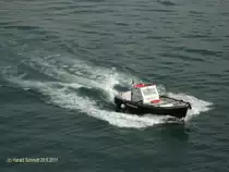 MEHARI   NA 10958 am 20.5.2011 in Genua beim Festmachen der F�hre Trinacria -
Serviceboot (Festmacherboot) / GT 4,15 / L�a 7,43m, B 2,48m / 1 Cummins 6-Zyl. Diesel, 157 kW, 20 kn / 2009 bei Yard Werft Salerno, Italien /
