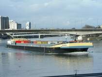 Containerschiff den Rhein aufw�rts Basel 11.02.07
