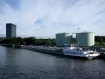 VELOCITY(EuropaNr.:02326634;L=125m; B=11,5mtr; 3400t) hat im Bereich Utrecht vor einem Tanklager angelegt;100903