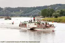 Der Dampfer VLTAVA dreht anl�sslich seines Besuches in Dresden am 09.07.11 auf der Elbe Runden. Hier hat er das blaue Wunder passiert. Kurz vor Laubegast fand das Wendeman�ver statt.