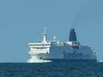 eine Schwedenf�hre l�uft den F�hrhafen Sa�nitz-Mukran an
Blick vom KDF-Prora 13.07.06