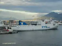 TRINACRIA  IMO 9261542 am 16.5.2011 in Neapel -
RoRo / BRZ 24409 / L�a 186,0m, B 25,6m, Tg. 6,5m / 2 W�rtsil� 9-Zyl. Diesel, 18.900 kW, 2 Schrauben,  22,5kn / 1000 Pass. 308 Kabinen, 75 Pkw,  2050 Spurmeter / 2002 in Donada, Italien / TTT-Lines, Neapel, Italien /
