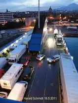 TRINACRIA  IMO 9261542 am 16.5.2011 in Catania/Sizilien, Heckrampe und Oberdeck beim Beladevorgang -
RoRo / BRZ 24409 / L�a 186,0m, B 25,6m, Tg. 6,5m / 2 W�rtsil� 9-Zyl. Diesel, 18.900 kW, 2 Schrauben,  22,5kn / 1000 Pass. 308 Kabinen, 75 Pkw,  2050 Spurmeter / 2002 in Donada, Italien / TTT-Lines, Neapel, Italien /
