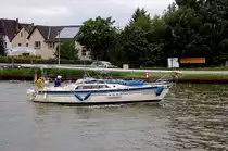 Mit abgelegtem Mast f�hrt hier an der Deichstra�e in Havelse der Segler Liberitas in Richtung Hannover Nordhafen vorbei. Auf dem Mittellandkanal am Samstag den 9.7.2011 um die Mittagszeit