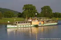 Mehr Licht braucht man nicht. Mein Dank geht an die Sonne vom 10.05.2010. Der Schaufelraddampfer PILLNITZ r�kelt sich in dem wunderbaren Licht.