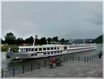 Das Passagiergschiff  SWISS DIAMOND  hat seinen Liegeplatz am Moselufer in Koblenz verlassen und man�vriert r�ckw�rtsfahrend in den Rhein um seine Fahrt Stromaufw�rts fortzusetzen. 24.06.2011