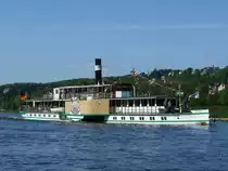 Zur Dampferparade am 01. Mai 2011 war freilich auch der 125 Jahre alte PD PILLNITZ mit dabei - �ber die Toppen geflaggt. Mit seinen ex-Namen  Weltfrieden ,  Pillnitz ,  Diesbar ,  Elida ,  Diesbar ,  K�nigin Carola  ist er der am h�ufigsten umbenannte Dampfer der Dresdner Dampferflotte, hier elbaufw�rts vor Dresden-Loschwitz.
