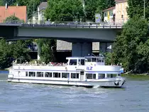 MS-ILZ (L=43; B=6,2mtr; 480PS; Baujahr 1986)bietet 150 Innensitzpl�tze und 80 Pl�tze am Freideck, und befindet sich auf einer  Dreifl�sse-Stadtrundfahrt  in Passau;110716