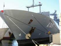 Deutsche Marine zu Besuch in S�d Afrika. Im Kapst�dter Hafen am 3.3.2006 empfangen: Frigate „Hamburg“, Frigate „Rheinland Pfalz“ und Einsatzgruppenversorger „ Berlin“.
Die „Berlin“ wurde am 11.4.2001 in Betrieb genommen, wurde vorher von Frau Monika Diepgen, die Frau vom ehemaligem B�rgermeister von Berlin getauft. Mit einer L�nge von 174 Metern und einer Breite von 24 Metern betr�gt das Brutto Gewicht 18675 Tonnen.
Interessant auch, das es schon mehrere Schiffe der Deutschen Marine gab mit dem Namen „Berlin“.
1905 : Kaiserliche Werft, Danzig baut die Frigate mit 3729 Tonnen, wird aber 1922/23 umgebaut in ein Training Schiff. Am 31 Mai 1947 im Skagerrak gesunken.
1909: AG Weser, Bremen baut die „Berlin“ mit 26000 Tonnen, wird aber am 18 November 1914 in Beschlag genommen durch England.1921 mit dem Namen ARABIC f�r die White Star Linie benutzt. 1931 in Genoa verschrottet.
1925: Bremer Vulcan Werft baut eine 23480 Tonnen „Berlin.“ Januar 1945 hat sie eine Mine getroffen und sinkt. Wurde aber 1949 geborgen und bei der Warnow Schiffswerft als Passergier Schiff verwendet mit dem Namen „Admiral Nakhimow“. Interessant auch, das dieses Schiff 1962 Russische Raketen Techniker w�hrend der Kuba Krise wieder zur�ck nach Russland brachte. Leider sank das Schiff am 30 August 1986 in Noworossiysk als es mit dem Frachter Pjotr Wasew zusammen traf.
1957: VEB Peenewerft, Wolgast baute die „Berlin“ als Minen Schiff und wurde 1976 verschrottet
1979: Gorki Schiffswerft, Zelenudolsk baute ein 1600 Tonnen K�sten Wachboot f�r die Ost Deutsche NVA mit dem Namen „ Berlin“ und wurde Mitte der 90. Jahre in Rostock abgebrochen.
All die Bilder die w�hrend des Besuches der Schiffe in S�d Afrika gemacht wurden stammen vom Hafen in Kapstadt.
