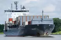Der Feeder Alana IMO-Nummer:9297589 Flagge:Gro�britannien L�nge:149.0m Breite:22.0m Baujahr:2004 Bauwerft:Sietas,Hamburg Deutschland Stellpl�tze f�r 868 TEU im Nord-Ostsee-Kanal bei Rendsburg am 26.06.11