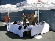 Andenken von der Heimat, gegen die sch�ne Sonne gesch�tzt. Wo aber ist denn das Bier? Deutsche Marine in Kapstadt M�rz 2006