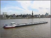 Ein Schiff aus den Niederlanden ist vor der Kulisse der D�sseldorfer Altstadt rheinaufw�rts unterwegs. Die Aufnahme erfolgte am 04.03.2007 von der Oberkassler Br�cke aus.