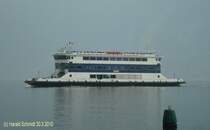 BRESCIA am 30.3.2010 auf dem Gardasee vor Limone / 
Autof�hre / L�a 46,3 m, B 9,42 m / 2 x MTU 6V 396TC 32 Diesel � 350 kW, 2 x VSP, 21 km/h  /  max. Pass. 688 / 20 Kfz / 1989 bei Cantiere C.R.N., Ancona /
