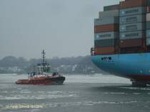 RT ZOE (IMO 9333888) am 16.1.2010, Hamburg, beim Assistieren von CMS Carsten Maersk /
Schlepper / L�a 28,3 m, B 11,2 m, Tg 3,51 m / 3.930 kW ges., 12 kn, Pfahlzug 65 t / 2006 bei ASL Shipyard Pte. Ltd., Singapore / 
