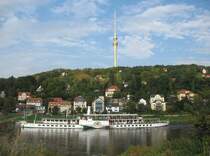 Schaufelraddampfer  Dresden  (Baujahr 1926, L�nge 68,7 m) auf der Elbe vor Niederpoyritz und Fernsehturm Wachwitz - 5.10.2006
