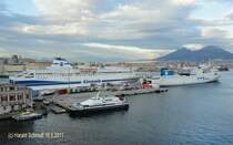 Neapel am 16.5.2011 mit  SNAV Alfa ,  Raffaele Rubattino  und  Trinacria 