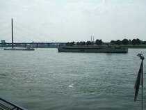 MS  Riga  im Stau am Rhein aufw�rts  in D�sseldorf,  H�he Rheinterrassen/Altstadt, Personen MS blockierte die Fahrrinne gut eine Stunde mit Querstand,am 07.06.2007  