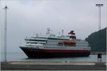 Die MS Kong Harald auf dem Weg nach S�den bei der Ankunft in Skjerv�y, eine Station n�rdlich von Troms�, von wo aus man mit einem Reisebus nach Skjerv�y und von dort aus von 19:45 bis 23:45 mit der Hurtigrute zur�ck fahren und auf dem Schiff abendessen kann. Da die Hurtigrute auch Autos mitnimmt, kann man das selbe auch mit dem Auto machen. Man beachte auch die M�we! Technische Daten zur MS Kong Harald: Baujahr: 1993, 691 Passagiere, L�nge 121,8 m, Breite 19,2 m, 7 Decks Noch eine Geschichte am Rande: Durchreisende Passagiere k�nnen an den einzelnen H�fen an Land gehen, m�ssen aber p�nktlich wieder da sein, das Schiff wartet n�mlich nicht, tutet aber einige Minuten vor Abfahrt, sozusagen als  last call . Einmal war aber nicht ein Passagier zu sp�t, sondern ein Reiseleiter. Das Schiff hatte schon abgelegt, sich aber noch nicht vom Kai entfernt. Es legte noch einmal an, um den Reiseleiter an Bord zu nehmen. Ob sie das wohl auch f�r einen normalen Passagier getan h�tten? Vermutlich eher nicht. Bild vom 17.8.06 (Jonas)