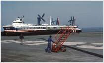 Hoverport in Calais. Es geht zu und her wie auf einem Flughafen und der L�rm ist ohrenbet�ubend. Soeben ist ein Hovercraft aus England eingetroffen, eingeschwebt, eingeflogen oder wie auch immer es heissen mag. (Archiv 04/80)