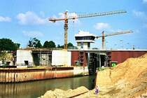 Rhein-Herne-Kanal. Schleuse Herne-Ost (27. Juli 1991). Die S�dkammer ist bereits in Betrieb, die Nordkammer ist noch im Bau.