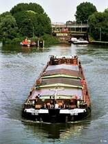 Rhein-Herne-Kanal. Motorschiff  Prenzlau  hat die S�dkammer der Schleuse Herne-West verlassen. Ihm folgt Motorschiff  Attach�  (20. Juli 1989).