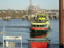 Hamburg Hafenansicht am 28.11.2011: K�hlfleethafen mit der �lpier gegen�ber dem F�hranleger Finkenwerder mit der anlegenden HADAG-F�hre Oortkaten.