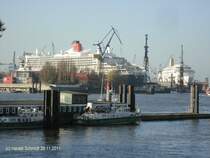 Hamburg Hafenansicht am 28.11.2011: Blick vom Johannisbollwerk auf die Werft von Blohm&Voss mit der  Queen Mary 2  im Trockendock Elbe 17 und der Oriana im Schwimmdock. Im Vordergrund der Zollponton auf der �berseebr�cke.