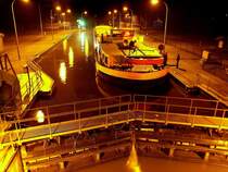 Die am sp�ten Abend eingelaufene  Paula  hat gerade die Schleusung noch erreicht und hat gr�nes Ausfahrtsignal erhalten. ENI 04003840
Aufnahmezeit: 21.12.2011, 19:16 Uhr 10 Sek. Blende 3,3, ISO 100...