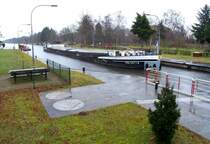 Einlaufen zu Tal des GMS Holsatia in die ELK Schleuse Witzeeze. Blick von der Kanalbr�cke. Aufgenommen: 1.12.2011