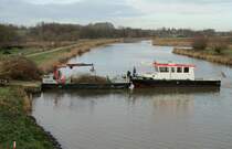 Kanalerhaltungsarbeiten des WSA Lauenburg/M�lln mit Beh�rdenschiff Linau in H�he ELK bei Kronsforde. Aufgenommen: 21.12.2011