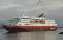 Das Hurtigrutenschiff  MS Richard With IMO:9040429 in Molde am 20.06.2011 beim Einlaufen beobachtet. (Auch auf Video). 
