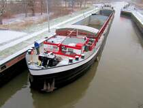 Das polnische GMS  PAULA  macht gerade von L�beck kommend in der ELK-Schleuse B�ssau, fest.
Aufgenommen: 20.12.2011