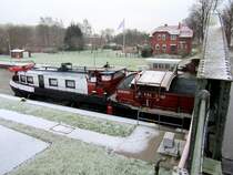 Der Skipper der polnischen  PAULA  hat den Fahrstand heruntergefahren und sein Haupt aus der Dachlucke gesteckt um durch die 111 Jahre alte Schleusenbr�cke an der ELK-Schleuse B�ssau zu fahren. Trotz Ballastwasser im Laderaum ist hier die Durchfahrtsh�he 4,50 mtr. Der Fotograf wurde dabei auch begr��t...
Aufgenommen:20.12.2011