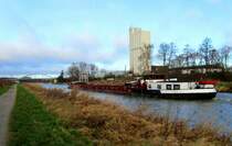 Das polnische GMS  PAULA , ENI 04003840,f�hrt auf dem Elbe-L�beck-Kanal mit 3,6 Knt. schwer mit Kraftwerks-Schlacke beladen nach L�beck...
Aufgenommen: 18.12.2011