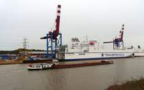 Das polnische GMS  PAULA  passiert hier die, am Seelandkai in L�beck liegende,holl�ndische  GENCA  auf dem Weg zum Lehmannkai 3 in Herrenwyk.
Aufgenommen: 3.1.2012