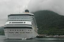 Am Ende des Romsdalsfjords in Andalsnes hat uns die mal von Hinten zeigende Costa Pacifica einen Besuch abgestattet. Beobachtet am 23.06.2011. Dieser Luxusliner wurde am 29. Mai 2009 an  Costa Cruise Kreuzfahrten �bergeben. Die Kosten belaufen sich auf 500 Mio. Sie wurde am 5.Juni getauft. Tr�gt die IMO Nr: 9378498. L�nge: 290,2 m, Breite: 36 m.   Passagiere: 3780, Crew: 1100, Decks: 14.