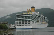 Am Ende des Romsdalsfjords in Andalsnes hat uns die Costa Deliciosa einen Besuch abgestattet. Beobachtet am 24.06.2011. Dieses Kreuzfahrtschiff wurde am 31. Januar 2010 an  Costa Cruise Kreuzfahrten �bergeben. Die Kosten belaufen sich auf 450 Mio. Sie wurde am 5.Februar 2010 getauft. Tr�gt die IMO Nr: 9398917. L�nge: 294 m, Breite: 32,3 m.  Passagiere: 2828, Crew: 1100, Decks: 16.