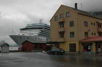 Am Ende des Romsdalsfjords in Andalsnes hat uns die Costa Deliciosa einen Besuch abgestattet. Hier ragt der Bug wie ein Hochhaus hervor. Beobachtet am 24.06.2011. Dieses Kreuzfahrtschiff wurde am 31. Januar 2010 an  Costa Cruise Kreuzfahrten �bergeben. Die Kosten belaufen sich auf 450 Mio. Sie wurde am 5.Februar 2010 getauft. Tr�gt die IMO Nr: 9398917. L�nge: 294 m, Breite: 32,3 m.  Passagiere: 2828, Crew: 1100, Decks: 16.
