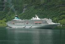 Das Kreuzfahrtschiff MS Artania besuchte am 24.06.2011 den Geirangerfjord. L�nge: 231 m. Breite: 29 m. Baujahr: 1984 als Royal Princess, ab 2004 Artemis und ab 2011 MS Artania. Macht 15 bis 18 Knoten.