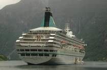 Das Kreuzfahrtschiff MS Artania besuchte am 24.06.2011 den Geirangerfjord. L�nge: 231 m. Breite: 29 m. Baujahr: 1984 als Royal Princess, ab 2004 Artemis und ab 2011 MS Artania. Macht 15 bis 18 Knoten.
