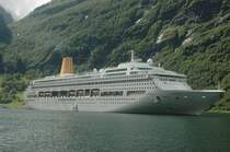 Das Kreuzfahrtschiff MS Oriana besuchte am 25.06.2011 den Geirangerfjord. L�nge: 260 m. Breite: 32,2 m. Knoten 24 bis 26, Baujahr: 1995.