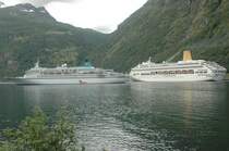 Das Kreuzfahrtschiff MS Albatros besuchte am 25.06.2011 den Geirangerfjord und MS Oriana verl�sst am 25.06.2011 den Geirangerfjord.