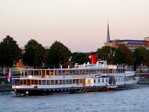 DE-MAJESTETEIT, (ENI:04200380; L=82; B=16m; Bj.1925)l�sst die Abendsonne in Rotterdam auf sich wirken; 110901