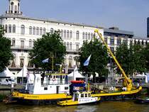 SMIT WAALHAVEN 4 (ENI:02319872; L=35,4; B=8,3mtr; 340PS; Bj.1952)sowie das Beiboot SMIT WAALHAVEN 2 warten in Rotterdam auf Arbeitseins�tze; 110902
