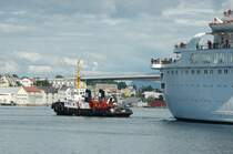 Hier versucht der Schlepper WATERMAN das Kreuzfahrtschiff Discovery r�ckw�rts in die richtige Position zu bringen, damit es den Weg in die offene See schafft. Beobachtet am 18.06.2011 in Kristiansund/Norwegen.