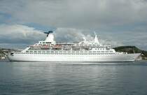 Das Kreuzfahrtschiff Discovery verl�sst am 18.06.2011 den Hafen von Kristiansund.